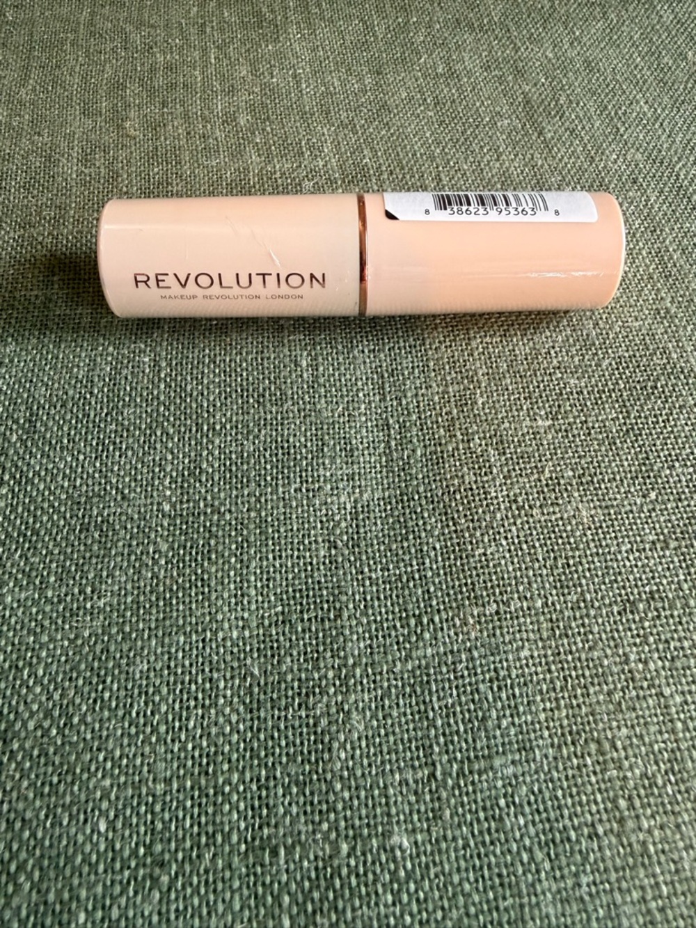 Makeup Revolution Foundation Stick – Shade F8